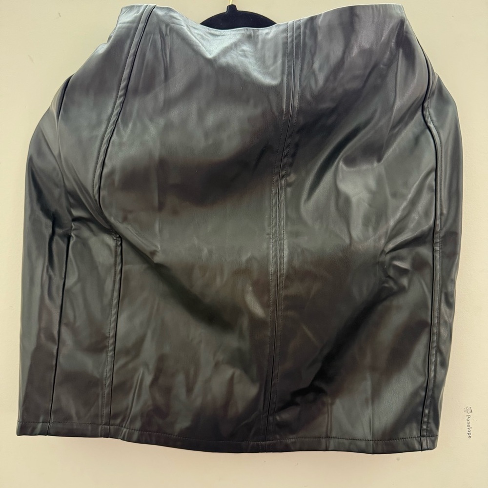 Chic Black Leather Pencil Skirt